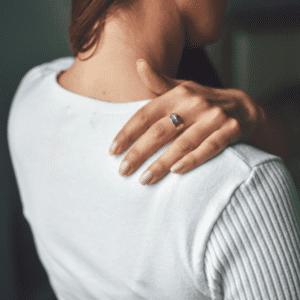 女性を悩ませる肩こり・首こりを解消する8つの方法をご紹介